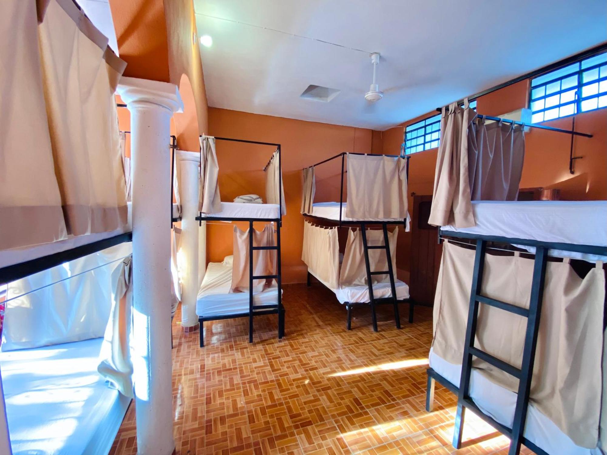 Alena Hostal Valladolid  Ngoại thất bức ảnh